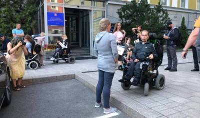 Пациенты со СМА вышли на пикеты к мэрии Москвы
