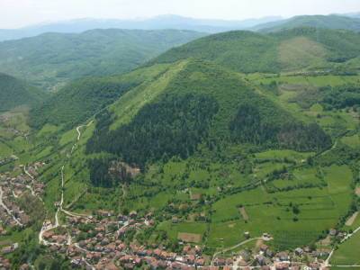 Первооткрыватель Боснийских пирамид заявил, что они могут быть передатчиками "космического интернета"