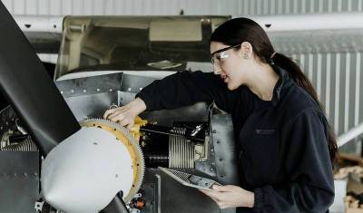 Минтруд разрешил женщинам работать авиамеханиками