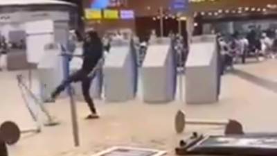Видео из Сети. Пьяная девушка устроила погром в столичном аэропорту