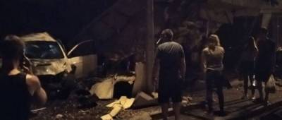 В оккупированном Донецке произошло ДТП: автомобиль разбил в МАФ (видео)