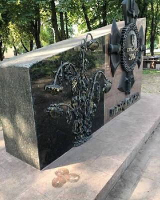 В родном городе Зеленского вандалы повредили памятники чернобыльцам и погибшим под Иловайском воинам
