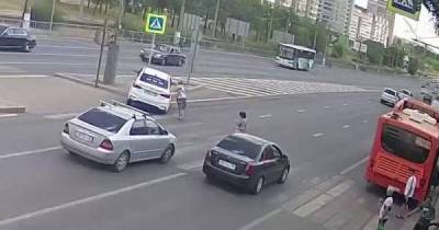 Отчаянный забег пенсионерки через дорогу на красный свет в Волгограде