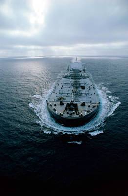 Захваченное в Оманском заливе судно идет в сторону Ирана