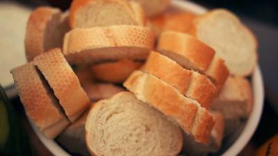 В Роспотребнадзоре рассказали, как выбрать качественный хлеб - vm.ru