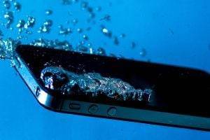 Как реанимировать смартфон после попадания в воду