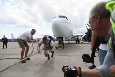 В красноярском аэропорту силач протащил «Боинг» голыми руками 17 метров
