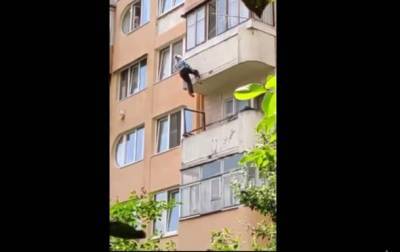На Тернопольщине пенсионерка выпала из пятого этажа и застряла на веревках