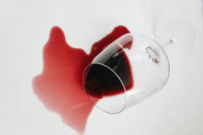 Молодая красноярка скончалась после распития красного вина