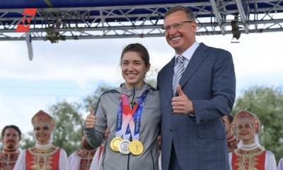 Омский губернатор и мэр встретили олимпийскую чемпионку Виталину Бацарашкину