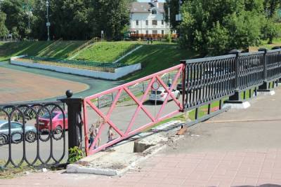 Ярославские власти «подлатали» историческую чугунную ограду новодельным забором