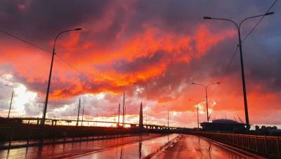 Петербуржцев восхитил огненный закат под конец дождливого дня