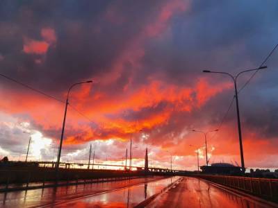 Петербуржцы поделились в соцсетях кадрами огненного заката — фото