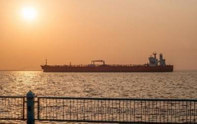 У побережья ОАЭ потеряли управление сразу шесть танкеров