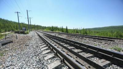 Столкновение поездов в Забайкалье: 10 вагонов сошли, движение встало