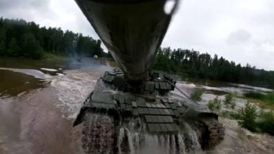 Ушли под воду: военные ЗВО превратили танки в «подводные лодки»