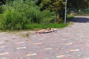 Под Днепром женщина искупалась в фонтане и решила позагорать в парке