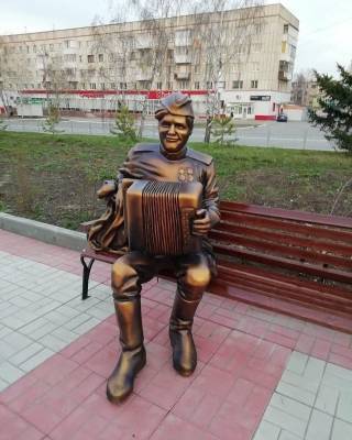 «Бездушное преступление»: в Кузбассе вандалы осквернили скульптуру героя войны