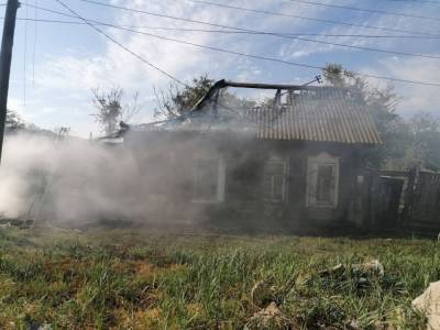 На ул. Плещеева в Астрахани сгорел многоквартирный жилой дом