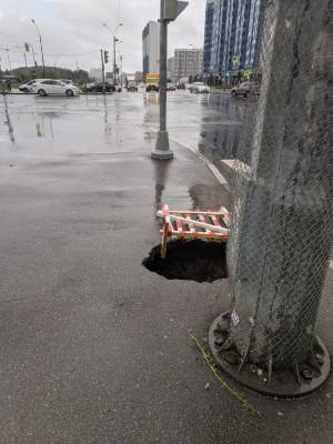 В ГУП «ТЭК СПб» нашли виноватого в провале асфальта на Яхтенной