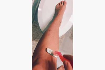 Блогерша показала способ ускорить бритье ног и удивила подписчиков