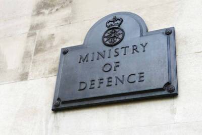 В Британии раскрыли личность чиновника, потерявшего документы об эсминце Defender