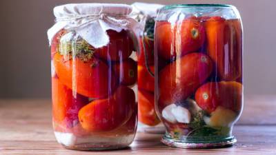 Станут вкуснее и ароматнее: что добавить в банку с помидорами при консервации
