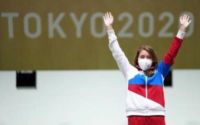 Олимпийскую чемпионку Виталину Бацарашкину в аэропорту Омска встретили песней из «Ведьмака»