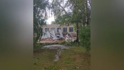 В Новосибирской области ураганный ветер полностью снес крышу школы