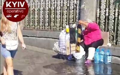 В Киеве женщина стирала белье посреди улицы - korrespondent.net - Украина - Киев