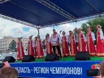 Олимпийскую медалистку из Омска встретили на родине песней из «Ведьмака»