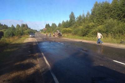 На дороге в Тверской области столкнулись грузовик и легковушка