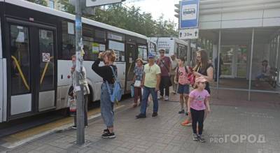 «Ехать страшно»: заволжане жалуются на плачевное состояние автобусов