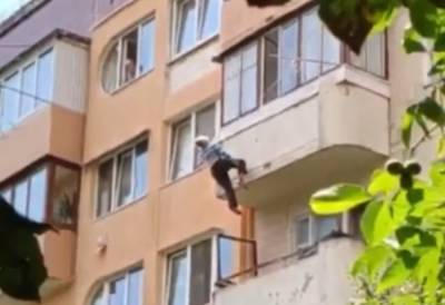81-летняя пенсионерка выпала с 5 этажа: женщина зацепилась за бельевые веревки, кадры