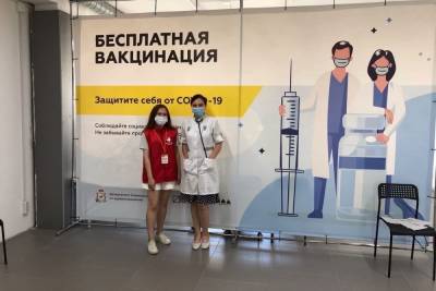 Волонтеры-медики помогают врачам с вакцинацией жителей Смоленска