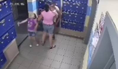 В Уфе мужчина избил детей в подъезде, видео попало в соцсети