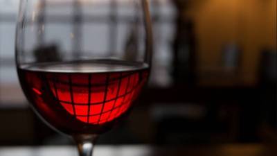 Неизвестное происхождение: 24-летняя красноярка скончалась от красного вина