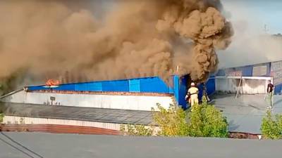 Горит 500 кв. метров: в Челябинской области на рынке произошло крупное возгорание
