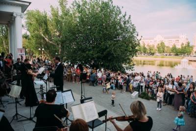 Астраханцев приглашают послушать "Музыку на воде"