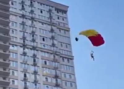 В Одессе парень прыгнул с 24 этажа и успешно приземлился: подробности на видео