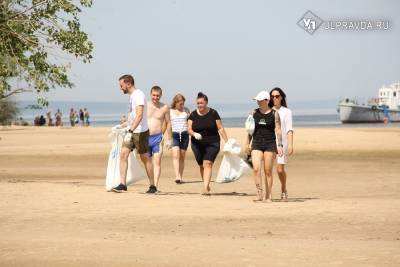 Субботник на Пальцинском острове: туристы перестали закапывать бутылки, но еще мусорят