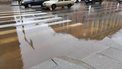 Сильный ливень затопил Парашютную улицу на севере Петербурга