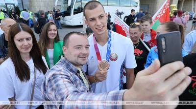 ФОТОФАКТ: Бронзовый призер Олимпиады в Токио Максим Недосеков вернулся в Минск