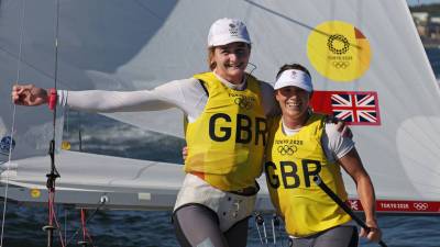 Британские яхтсменки Миллс и Макинтайр завоевали золото в классе 470 на Олимпиаде в Токио