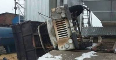 В Харьковской области при выгрузке зерна перевернулся и сгорел грузовик, водитель погиб