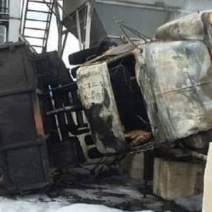 Под Харьковом грузовик с зерном перевернулся и загорелся: есть жертвы
