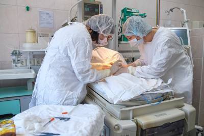 В Челябинске врачам пришлось экстренно оперировать младенца в палате, чтобы спасти зрение