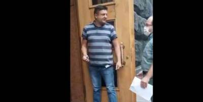 В Киеве мужчина ворвался с гранатой в Кабмин и угрожает взорвать