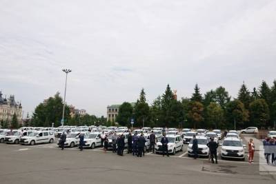 Песошин для районных больниц Татарстана вручил 70 автомобилей