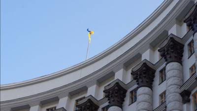 В Киеве мужчина угрожает взорвать гранату в здании Кабмина: видео